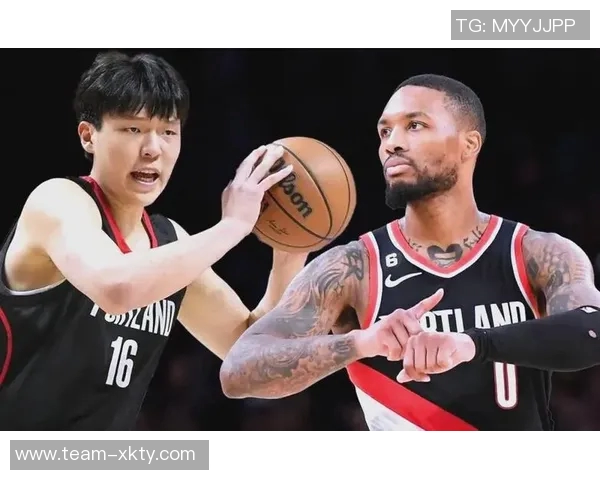 开拓者社区活动精彩瞬间杨瀚森与利拉德亲密互动回馈球迷 开拓者社区活动精彩瞬间杨瀚森与利拉德亲密互动回馈球迷